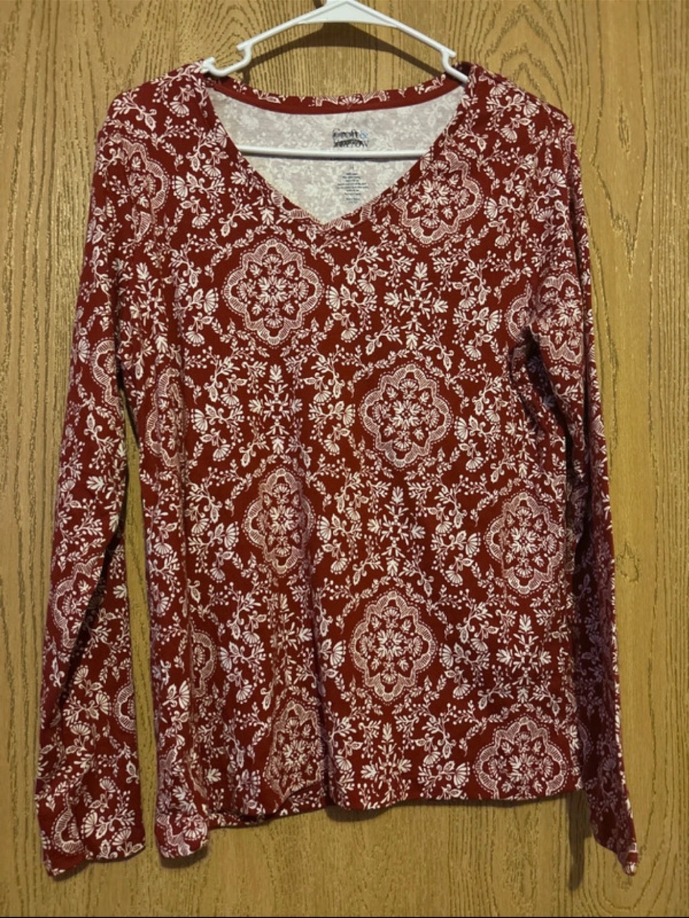 croft & barrow Red V-Neck Long-Sleeve Medallion Print Top